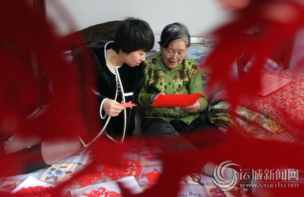 八旬老人剪纸赠乡邻受称赞