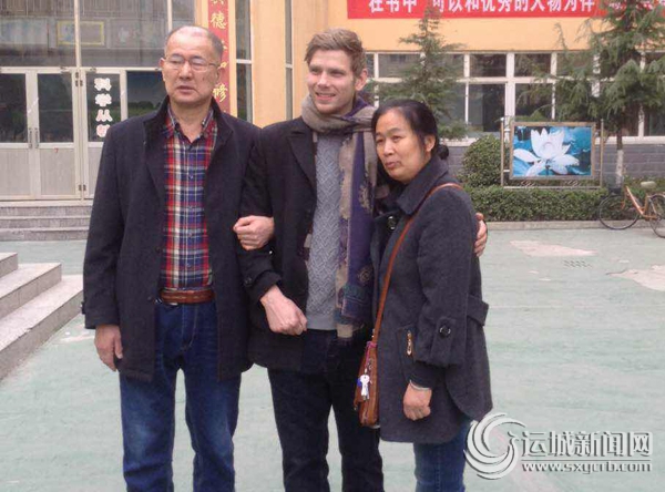 老翁突发心梗摔倒路边 “洋雷锋”看到及时施救 老翁突发心梗摔倒路边 “洋雷锋”看到及时施救