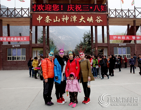 水峪口景区:女士出游唱主角 水峪口景区:女士出游唱主角