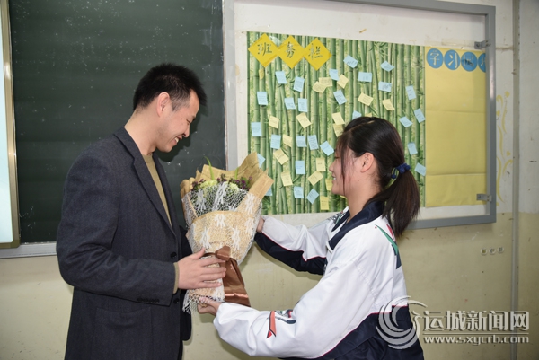老师,让我们对您说一声“生日快乐” 老师,让我们对您说一声“生日快乐”