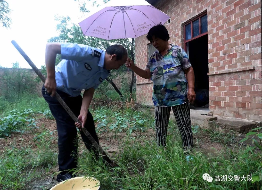 运城市盐湖公安交警雨天看房漏查排水不忘扶贫户