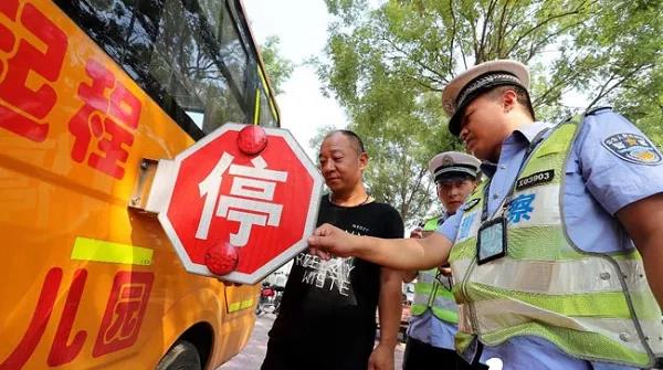 运城市盐湖交警为幼儿园校车“体检”迎秋季开学 运城市盐湖交警为幼儿园校车“体检”迎秋季开学