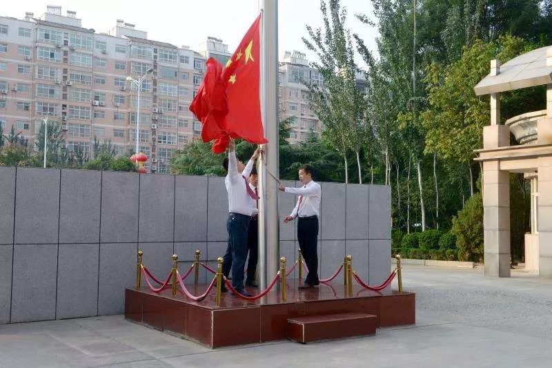 运城市规划和自然资源局组织升国旗仪式