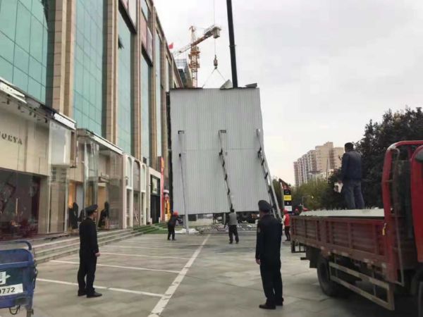 运城恒隆国际商场楼顶上的特大型户外广告牌被城市管理局综合行政执法队拆除