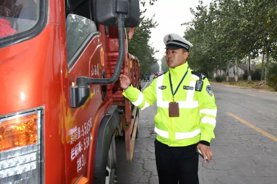 夏县公安交警集中整治冒烟车、渣土车交通违法行为