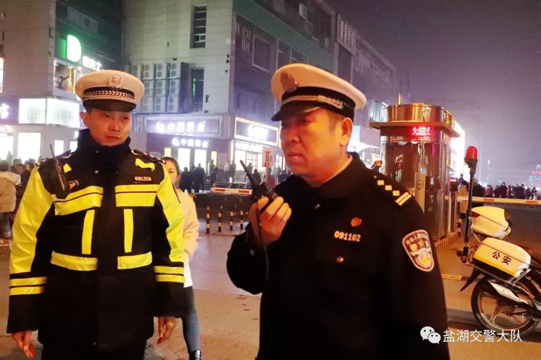 运城盐湖公安交警加强商业街周边交通疏导