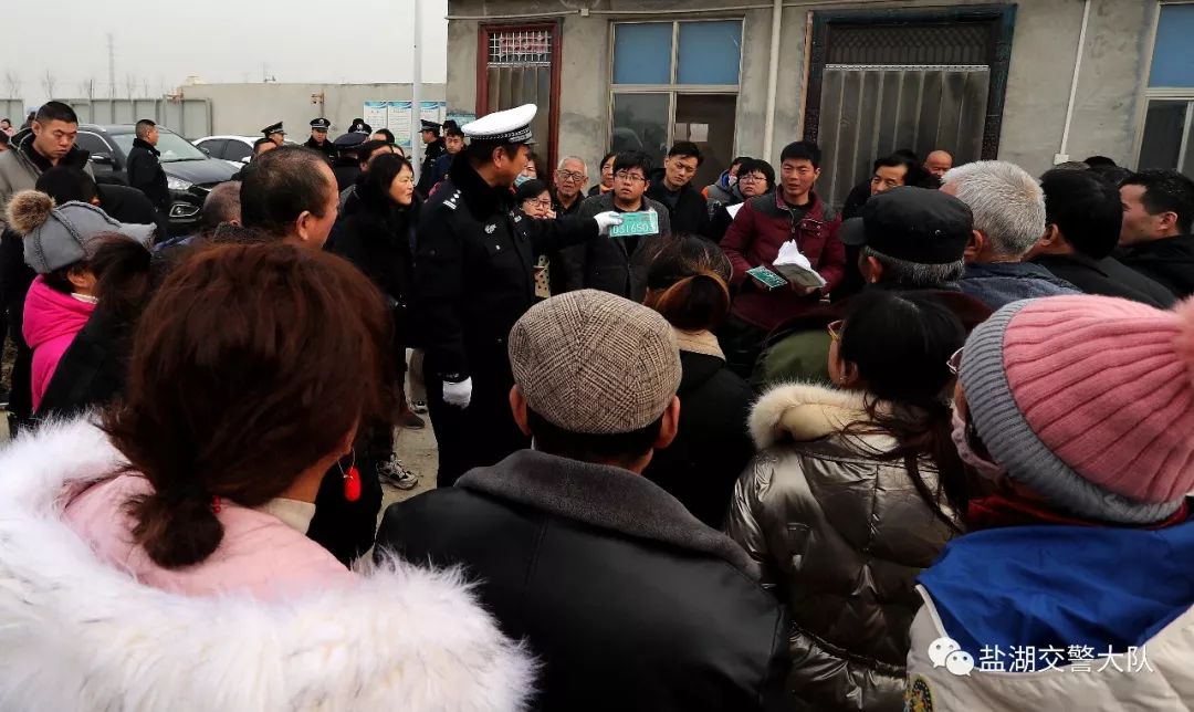 盐湖公安交警现场办公为群众办理电动车智能防盗牌照