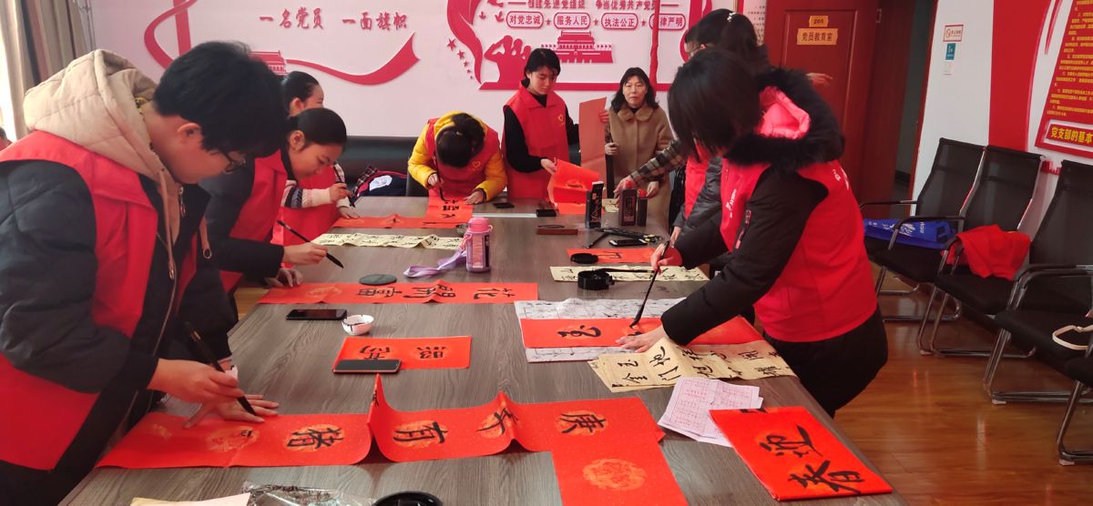 盐湖区东湖社区写春联 挥毫泼墨与民同乐送福