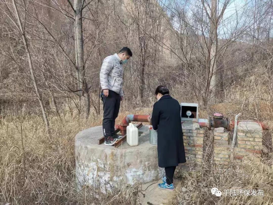 运城市生态环境局平陆分局对我县中条山集中饮用水源地水质进行采样监测