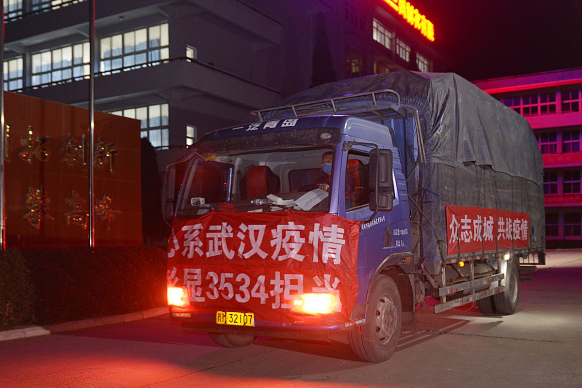 际华3534首批1万套防护服连夜发往武汉