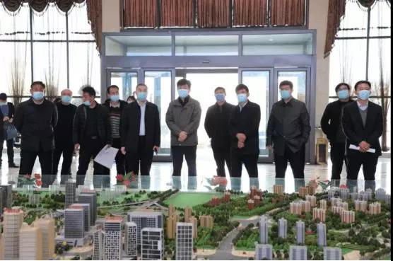 盐湖区领导在高铁商务区建设现场办公
