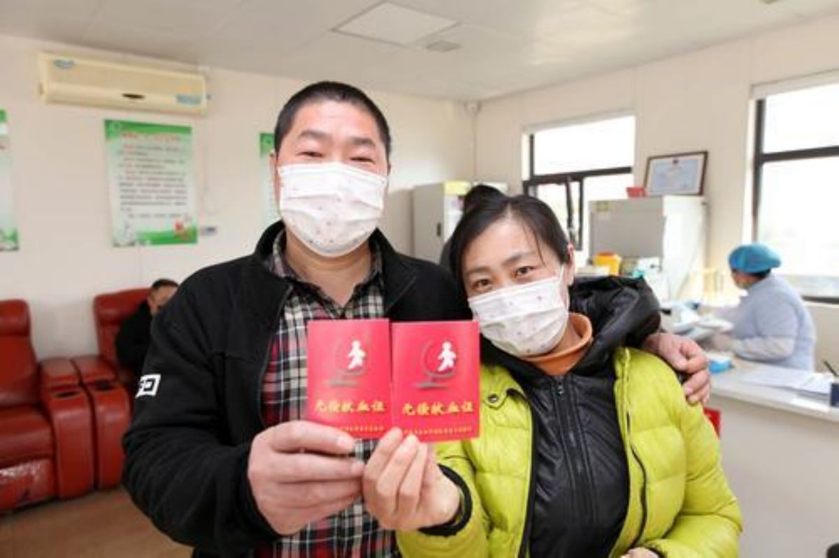 运城市市民杨乾坤夫妇无偿献血争当雷锋