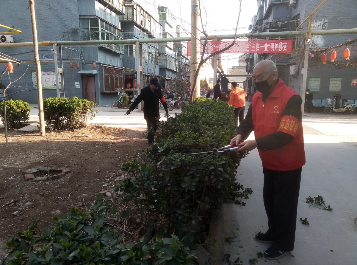 盐湖区站前社区志愿者清除杂草美化家园 盐湖区站前社区志愿者清除杂草美化家园
