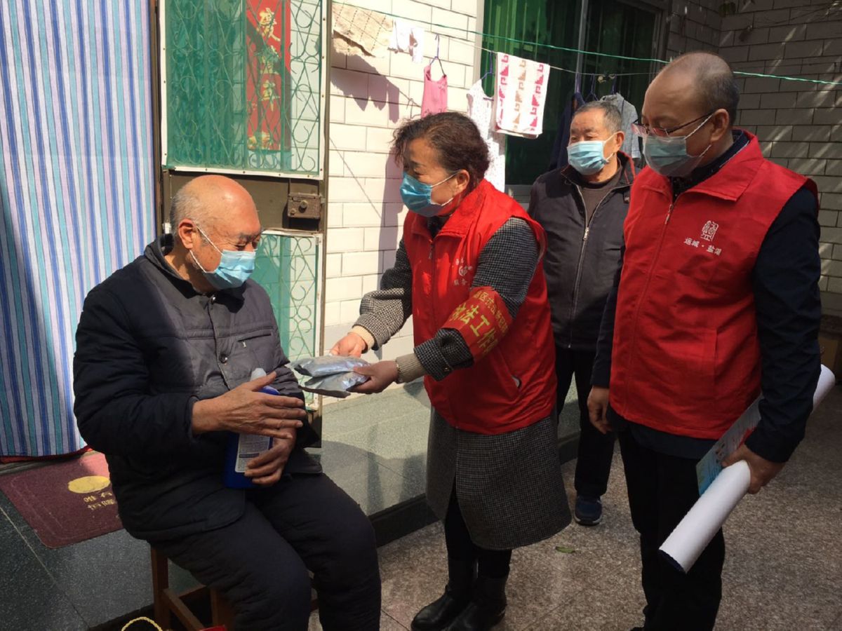 盐湖区金鑫社区抗击疫情学雷锋志愿服务传真情 盐湖区金鑫社区抗击疫情学雷锋志愿服务传真情