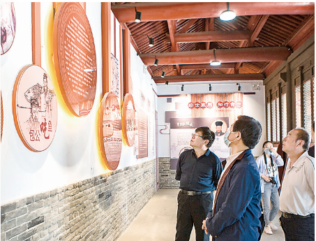 游客参观万荣县万泉文庙儒学展厅