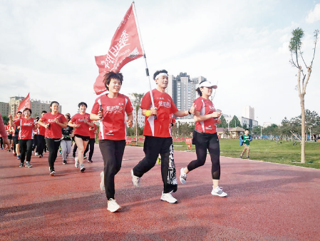 运城黎明脚步跑团进行公益约跑