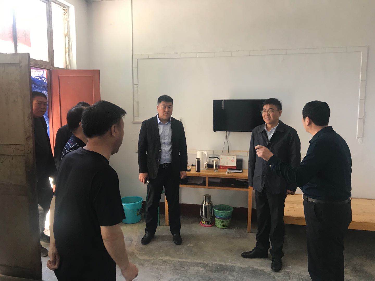 绛县公安局政委到西仇村扶贫调研