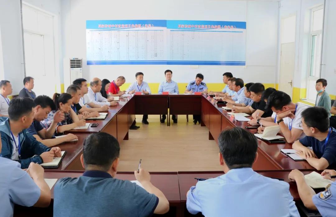 盐湖区区长薛永琦在周家坡城中村改造项目现场办公