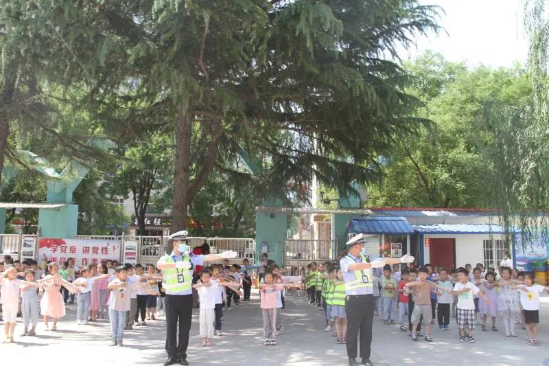 永济市交警大队向市直幼儿园小学生宣传“一盔一带"交通安全知识