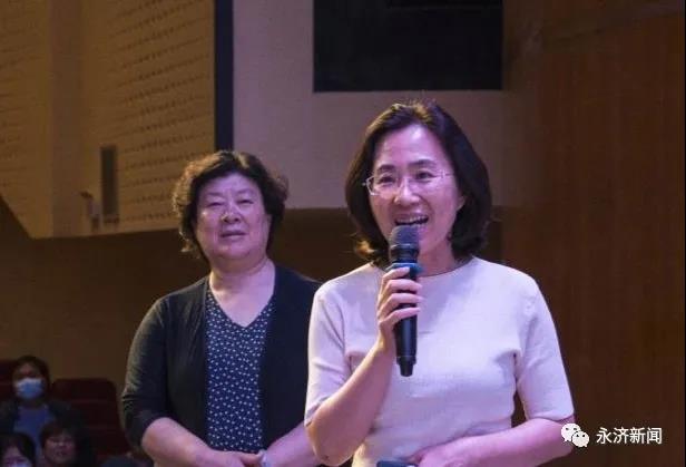 黄亚平与永济市民群众一同观看蒲剧经典剧目