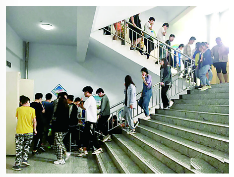 夏县两学校开展消防安全自查和应急疏散演练