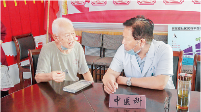 运城市爱心驿站社会工作服务中心为解放路社区老人检查身体