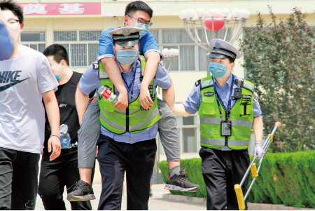 临猗交警背送拄着拐杖的考生获赞