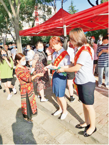 运城农商银行广场分理处助力高考暖心行动为考生鼓劲加油