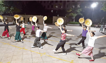 星河城小区居民在文化广场跳斗笠舞