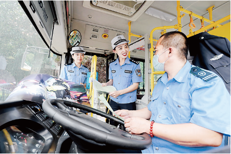 盐湖交警大队向公交车驾驶人讲解交通安全
