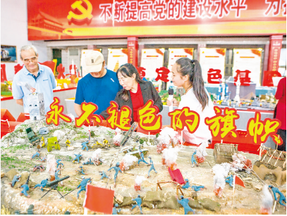 群众参观万荣县教科局大型面塑艺术作品