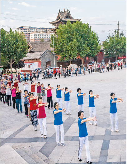 万荣县飞云楼文化广场消夏健身队伍格外抢眼