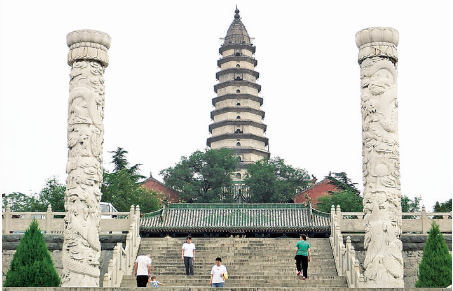 游客参观旅游免首道门票的新绛县龙兴寺景区