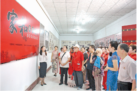 老干部们在闻喜县博物馆参观家风家教图片展
