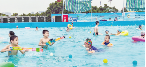 运城七彩盐湖（死海）室外游乐场吸引市民带着孩子前来享受清凉