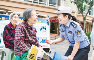 运城市公安局交警支队文明出行进社区活动为居民宣讲交通安全知识
