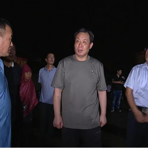 稷山县委书记廉广锋指导交警和应急抢险人员城市排涝