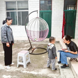 闻喜县残联工作人员宣传讲解儿童康复救助政策