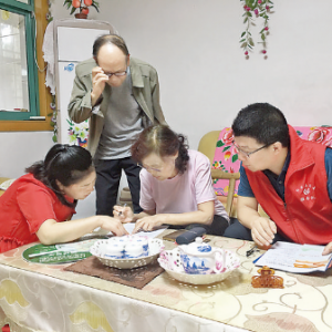 盐湖区东城办鸿晋社区入户宣传创建全国文明城市知识