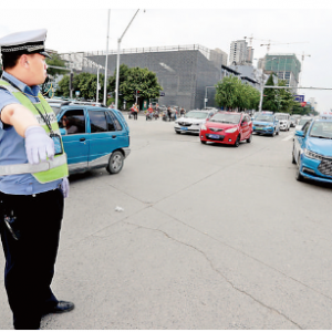 盐湖交警大队提前管控分流确保道路畅通有序