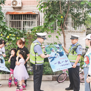 闻喜交警大队民警为东城社区居民讲解“一盔一带”相关知识