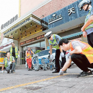 盐湖交警大队四中队优化市民出行环境