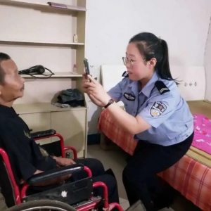 盐湖民警为残疾群众上门办理户籍业务