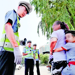 盐湖交警大队民警劝导电动车驾驶人佩戴头盔