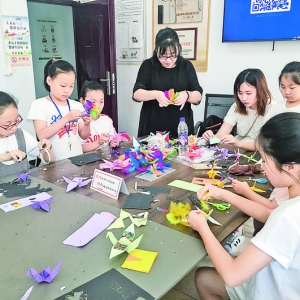 盐湖区河东西街社区志愿者讲解千纸鹤造型和制作要点