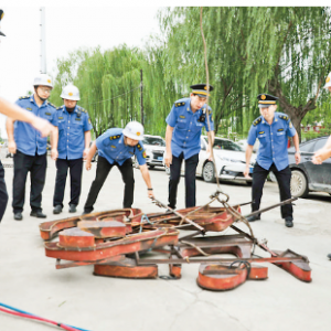 运城市综合行政执法队拆除圣惠路临街户外广告