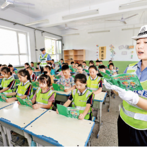 河津市交警大队交通安全体验课向学生传授交通知识