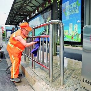 运城市区河东东街环卫工人冲洗公交站台尘土