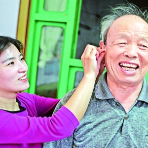运城市慈善总会给听障人士赠送助听器