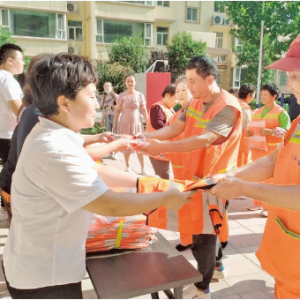 盐湖区北城办圣惠绿城社区向环卫工捐赠衣物